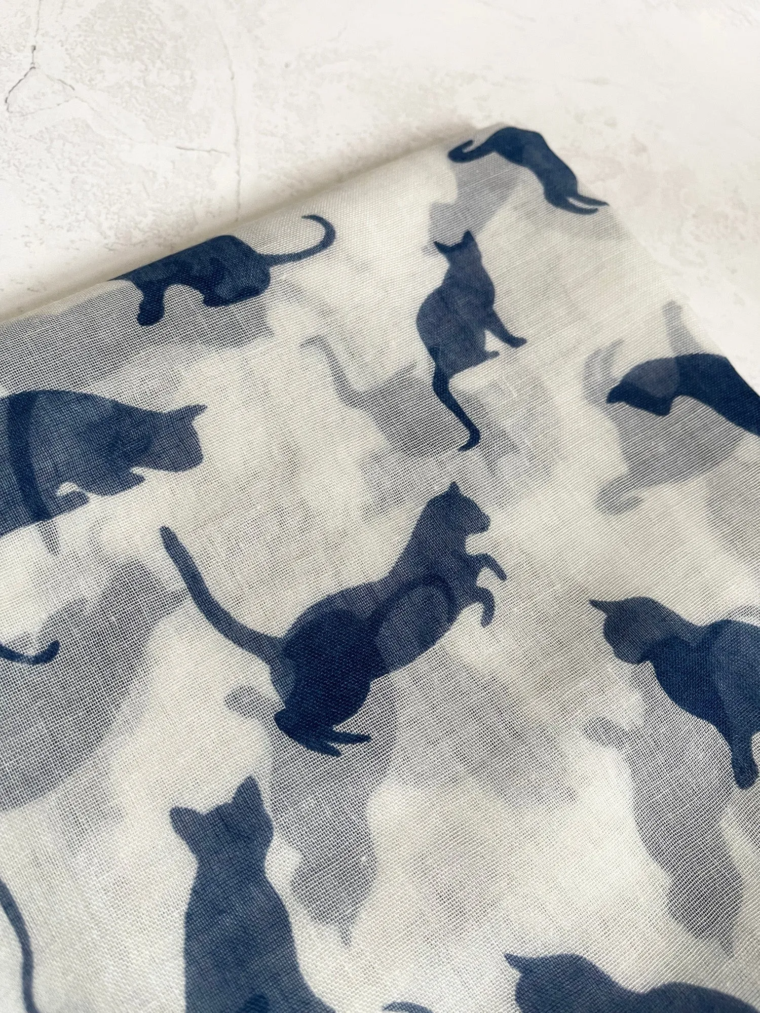 PLAIN WHITE NAVY LIGHTWEIGHT CAT SCARF